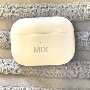 AirPod Pro (2nd generation) lightning charging case